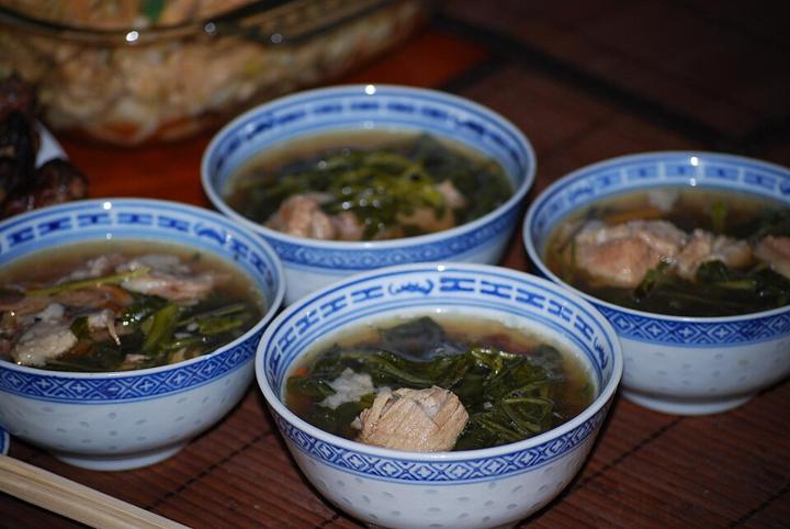 Imagen de Sopa de berros y costillas con higos secos